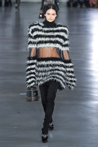 Look 18